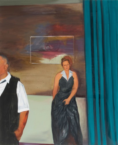 eine Frau im schwarzen Abendkleid lehnt an einer Wand und greift sich in ihren Rock, ihr Blick versonennen lächelnd, rechts ien Vorhang, links vorne ein angeschnittener Mann
