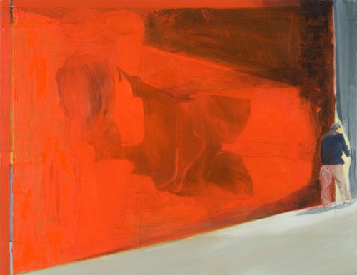 eine rote Wand dominiert das Bild, am rechten Bildrand verschwindet eine Männerfigur gleich hinter einen Vorhang