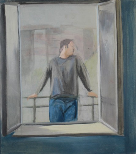 Ein Mann steht hinter einem offenen Fenster