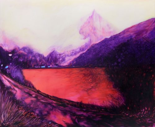 blutroter See getaucht in mysteriöses blutrotes lila Licht, im Hintergrund nebeverhangene Berge