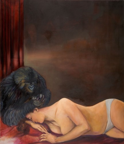 eine nackte Frau liegt am vorderen BIldrand, hinter ihrem Kopf sitzt ein Gorillaweibchen und laust ihr ihr dunkles Haar
