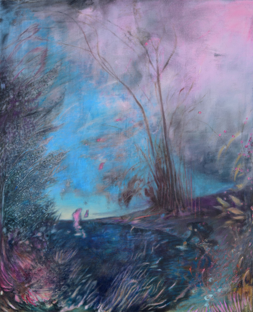 Windige Landschaft in blau rosa Tönen. ein Mann am See greift ins Wasser.