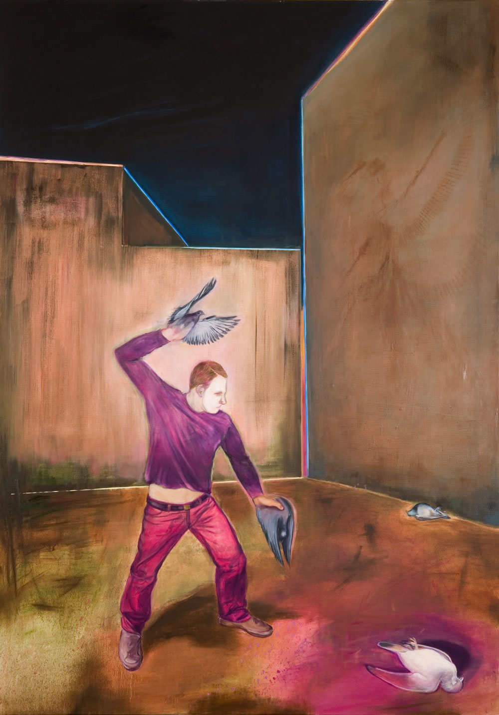 Ein Mann in pinkfarbenen Hosen und weißgeschminktem Gesicht schleudert Tauben aus seiner Hand auf die Wand auf den Boden in einem verlassenen Hinterhof