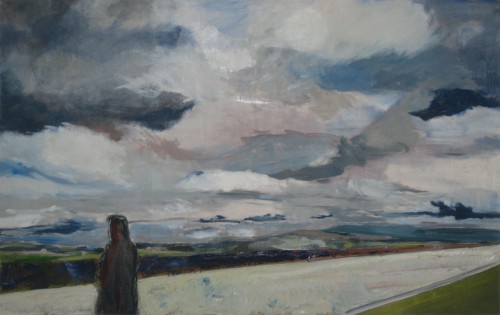 Ein Mann in Rückenansicht steht am linken Bildrand und schaut in eine abendlich, blaugrüne weite wolkenverhangene Ebene
