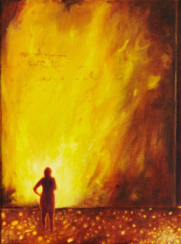 vor einer glühend gelben Wand wie aus Feuer steht eine weibliche Figur mit dem Rücken zu dem Betrachter, der Boden zu ihren Füßen scheint wie Lava zu schmelzen