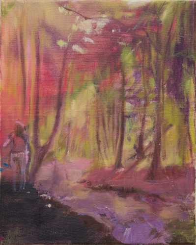 Mädchen am linken Bildrand in rötlich leuchtendem Wald