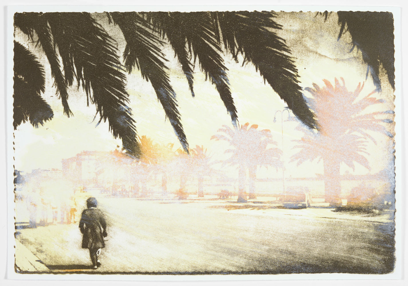 Frau geht eine Straße entlang mit Palmen
