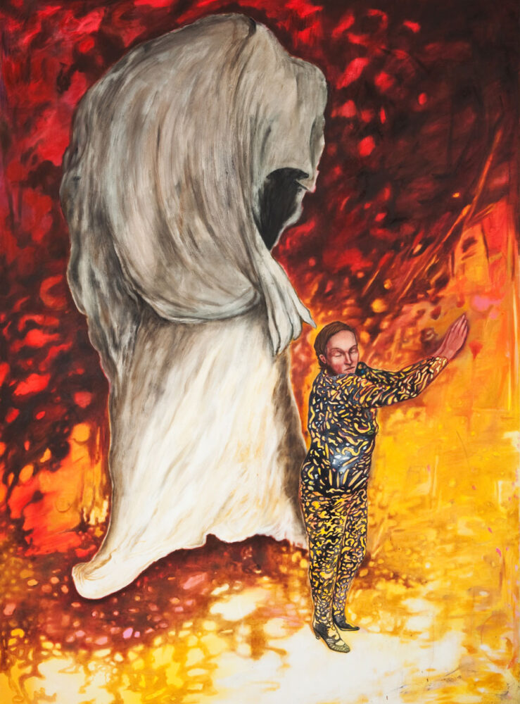 Frau im Catsuit im Wildkatzenmotiv dahinter ein Goya-artiges Monster