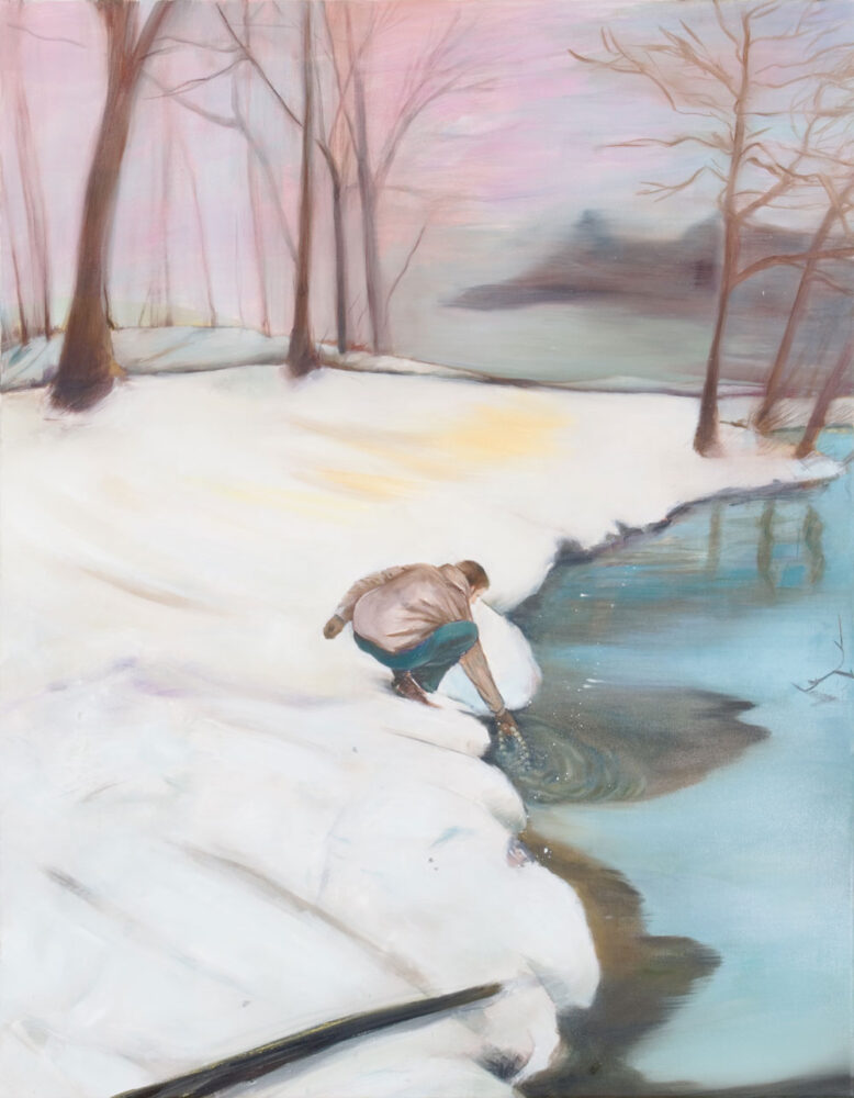 eine winterliche Landschaft, ein Mann greift in den See und zieht etwas hinaus