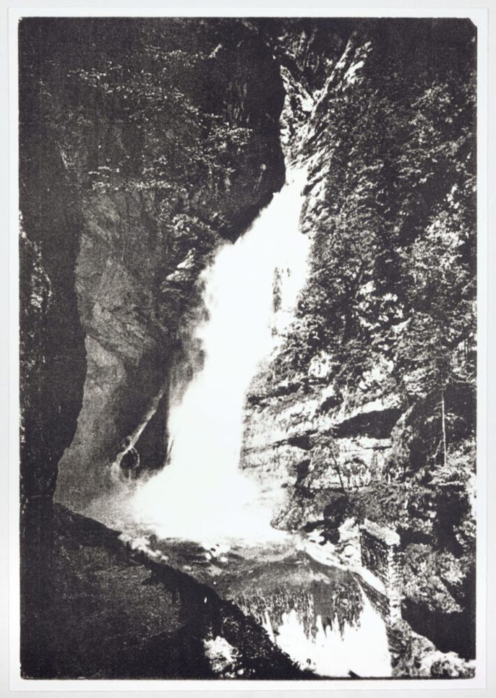 Wasserfall in schwarz weiss